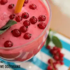 Koktajl z czerwonej porzeczki: Przepisy, zdrowie i orzeźwienie!