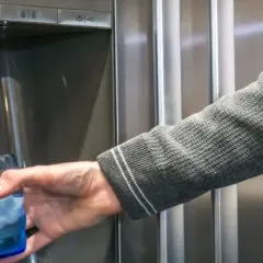 Lodówka na napoje: Jak wybrać idealną? Poradnik eksperta