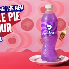 Fanta o smaku szarlotki w fioletowym kolorze, z etykietą znaku zapytania.
