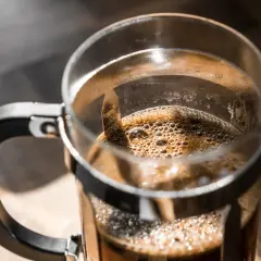Kawa sypana: Ile kofeiny naprawdę ma Twoja "plujka"?