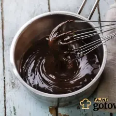 Idealna polewa z kakao: Sekret gładkości i połysku. Przepis krok po kroku.