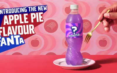 Fanta o smaku szarlotki w fioletowym kolorze, z etykietą znaku zapytania.