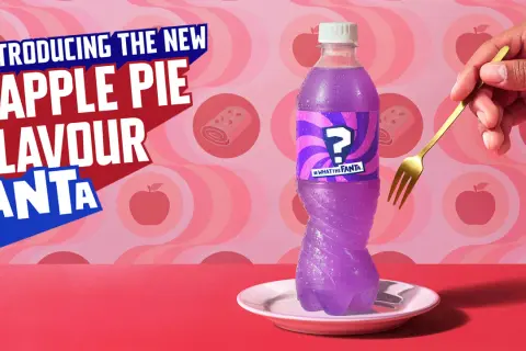 Fanta o smaku szarlotki w fioletowym kolorze, z etykietą znaku zapytania.