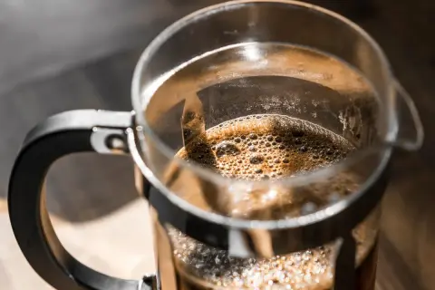 Kawa sypana: Ile kofeiny naprawdę ma Twoja "plujka"?