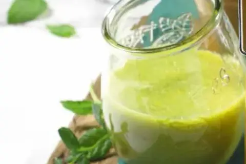 Oczyść i wzmocnij wątrobę: Proste koktajle detoks przepisy!