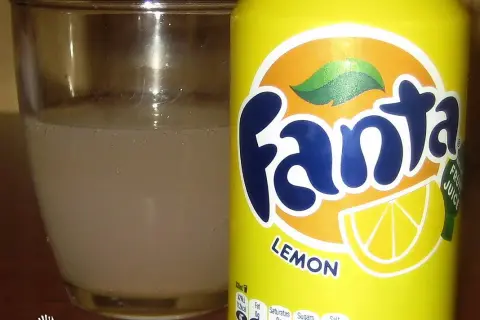Czy Fanta ma kofeinę? Poznaj prawdę o składzie napoju!