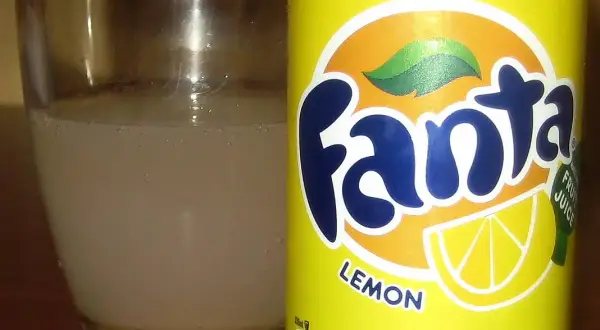 Czy Fanta ma kofeinę? Poznaj prawdę o składzie napoju!