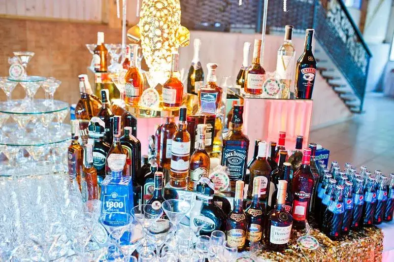 r&oacute;żne butelki alkoholi na stole weselnym